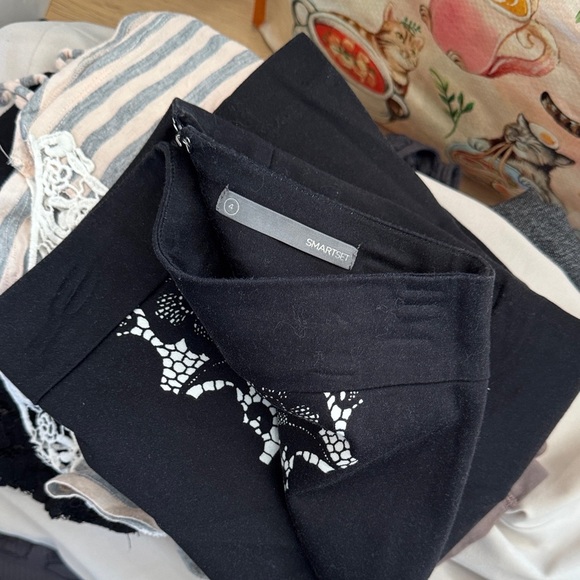 ⚫⚪ Smart Set Black & White Lace Pencil Skirt
Size 4 - Picture 7 of 7